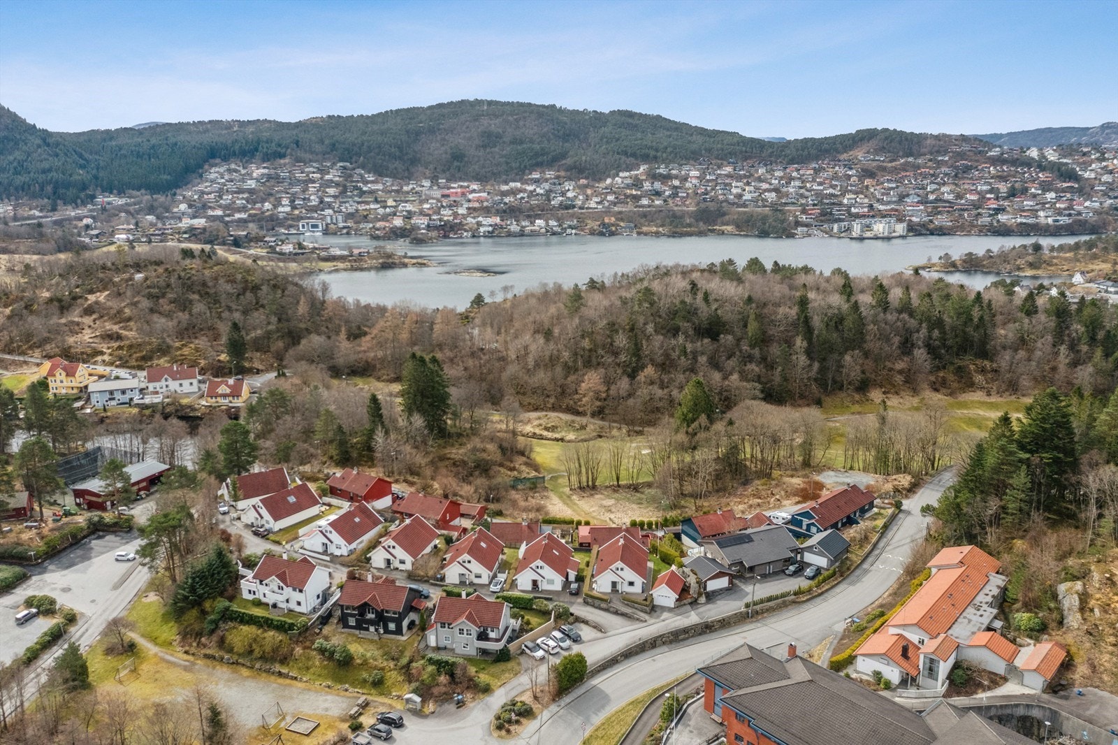 Nærområdet byr på kort vei til friluftsområder i hundremeterskogen, badeplasser på Våganeset, Bergen Golfklubb, skoler og barnehager. Galleribilde
