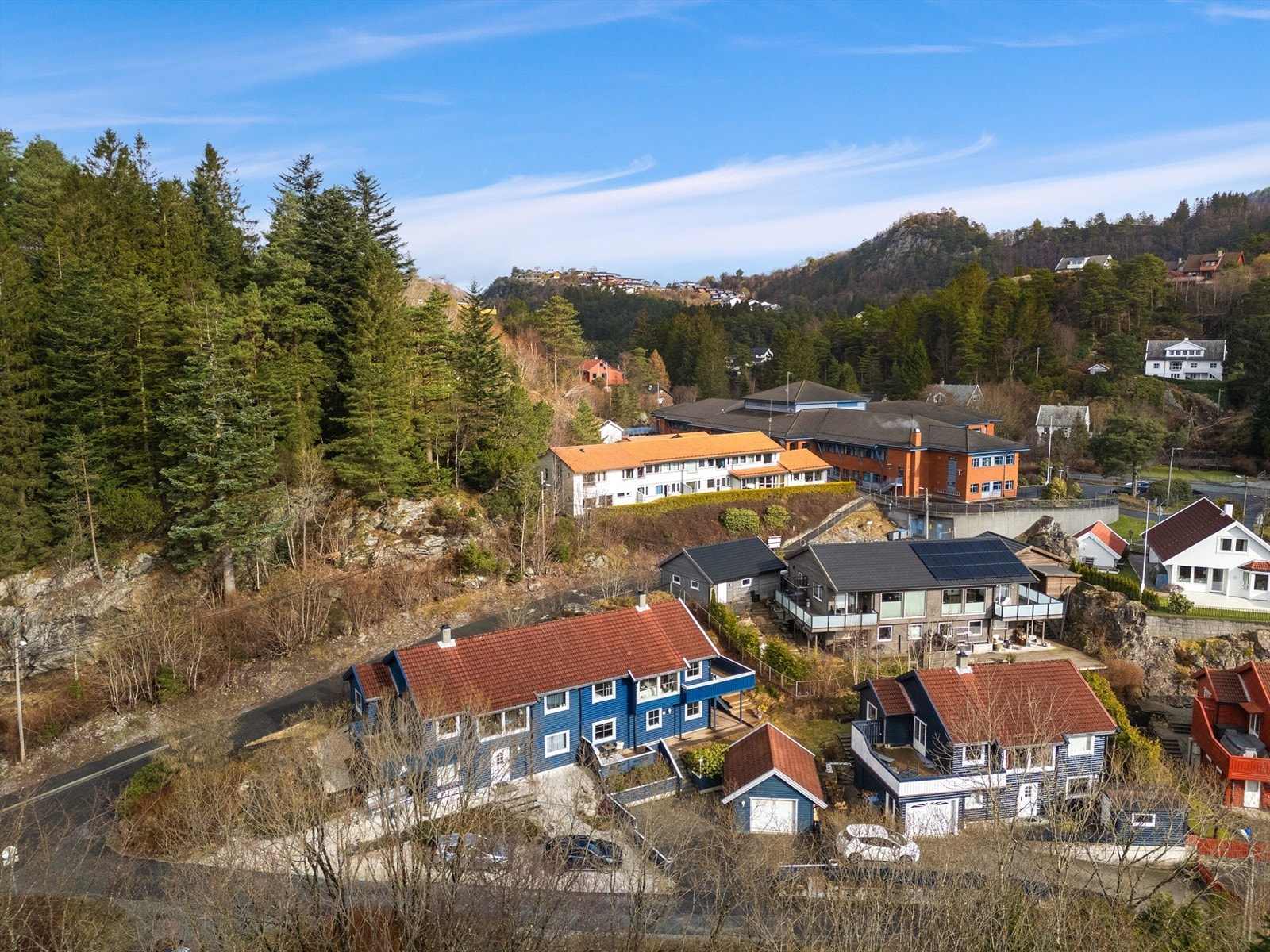 Fra ytterdøren kan man spassere bort til busstopp i Ervikveien på under 5 minutter. Galleribilde