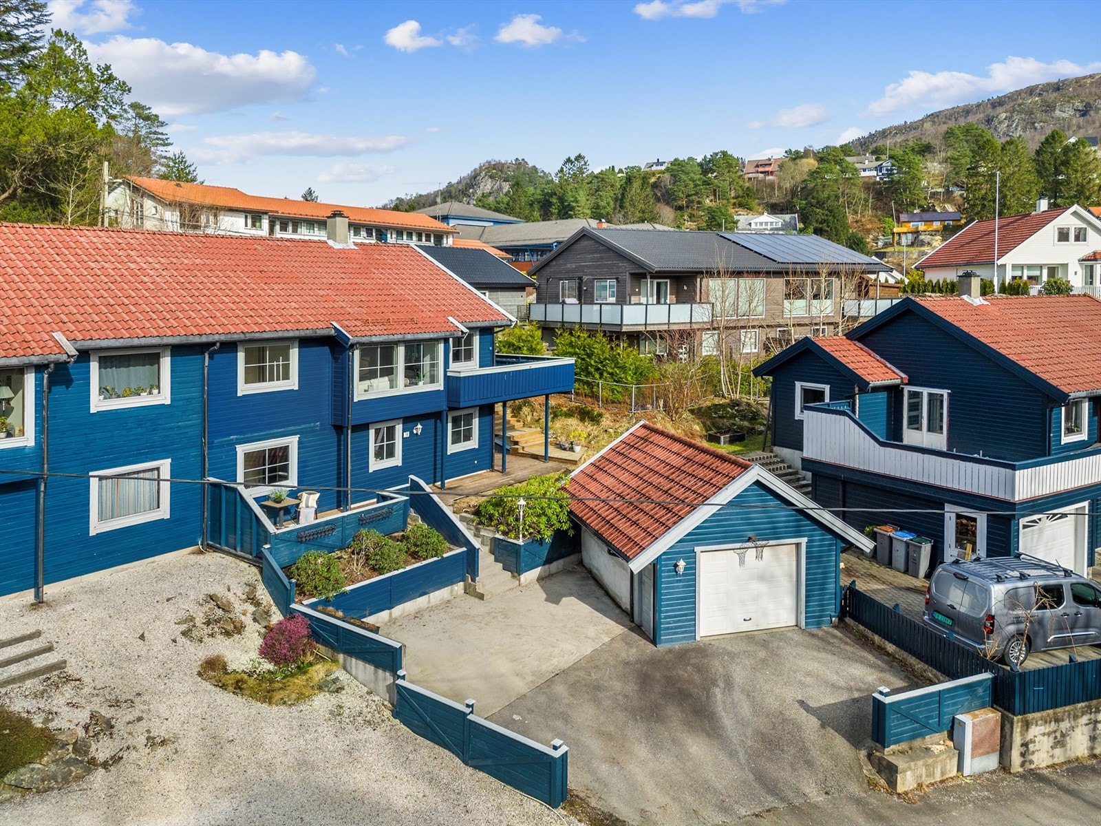 På egen eiendom har du biloppstillingsplass til flere biler i tillegg til garasje. Galleribilde