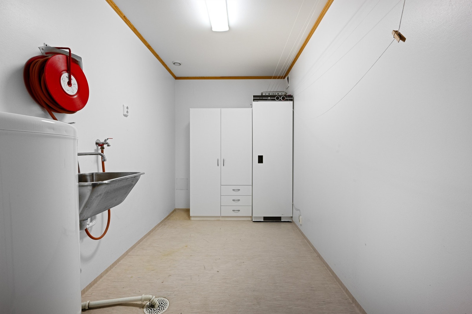 Stort vaskerom med masse oppbevaringsplass kommer også godt med i hverdagen. Galleribilde