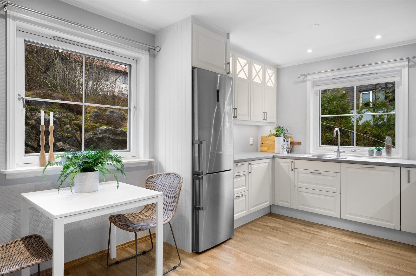 Boligen har et lyst og lekkert kjøkken fra 2018 Galleribilde