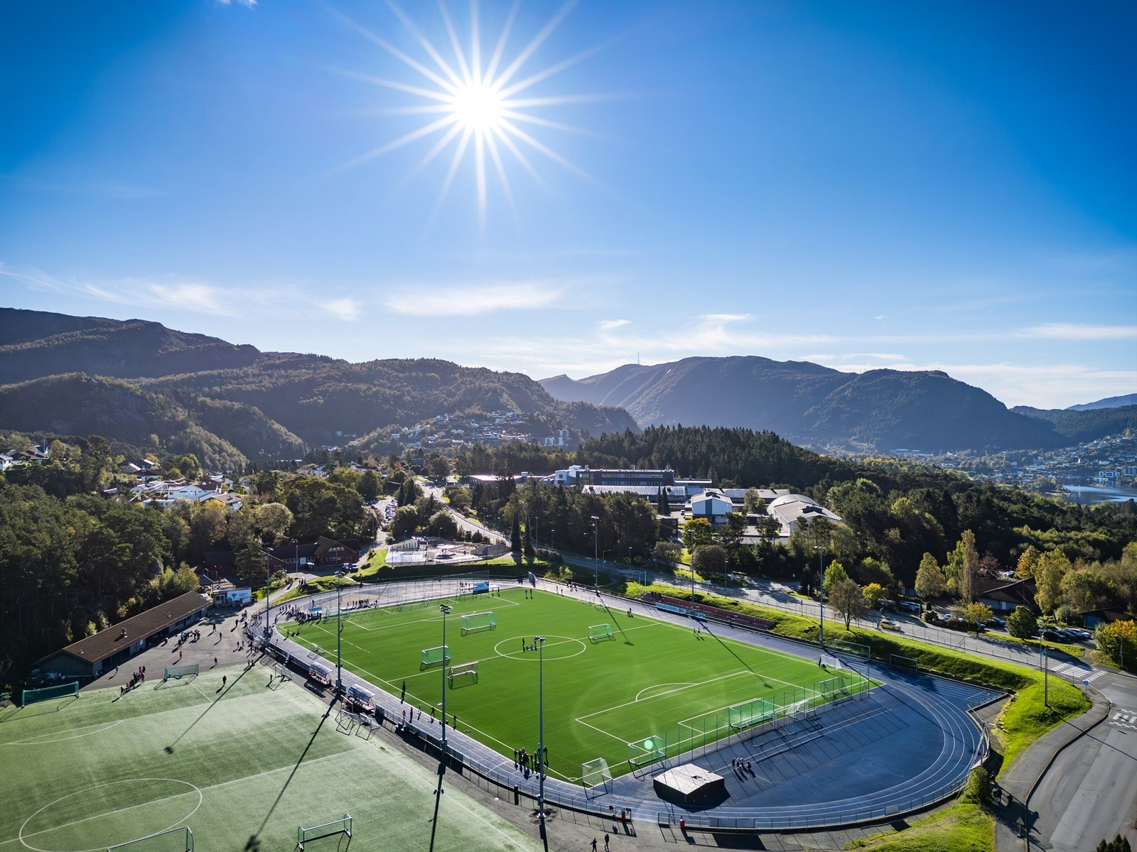 Kort vei til Åstveit Idrettspark hvor man finner løpebane, fotballbane, utendørs treningsapparater, basket, trampolinepark m.m Galleribilde