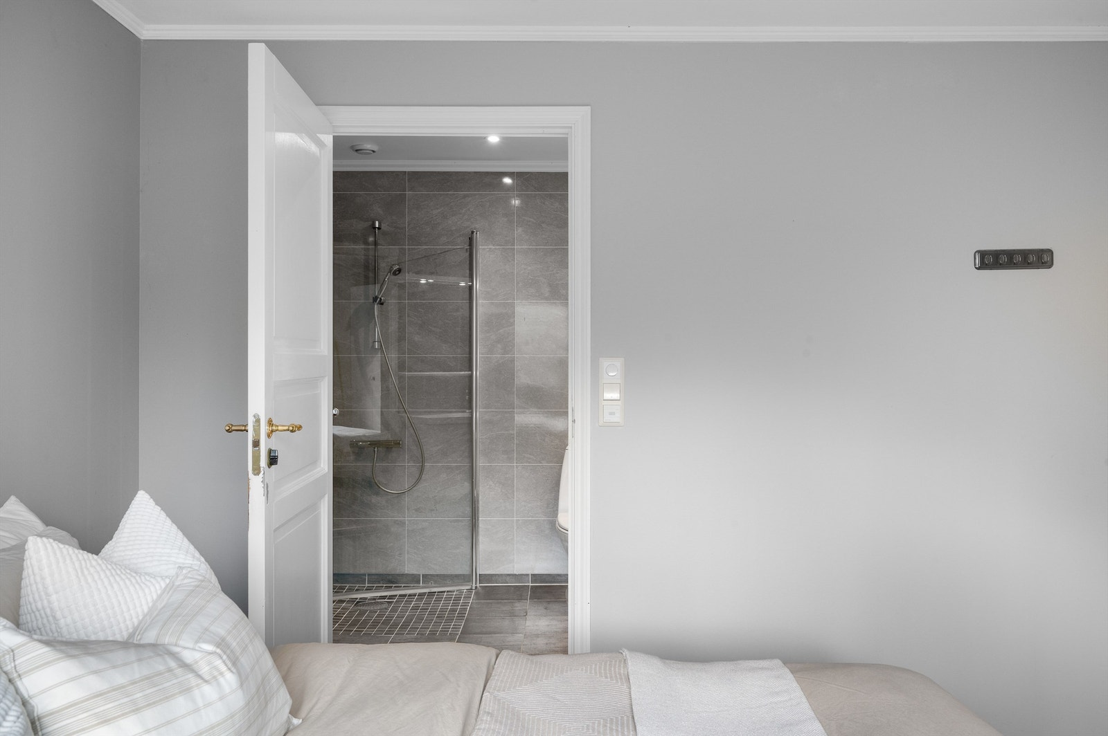 Tilkomst til bad direkte fra rommet. Galleribilde