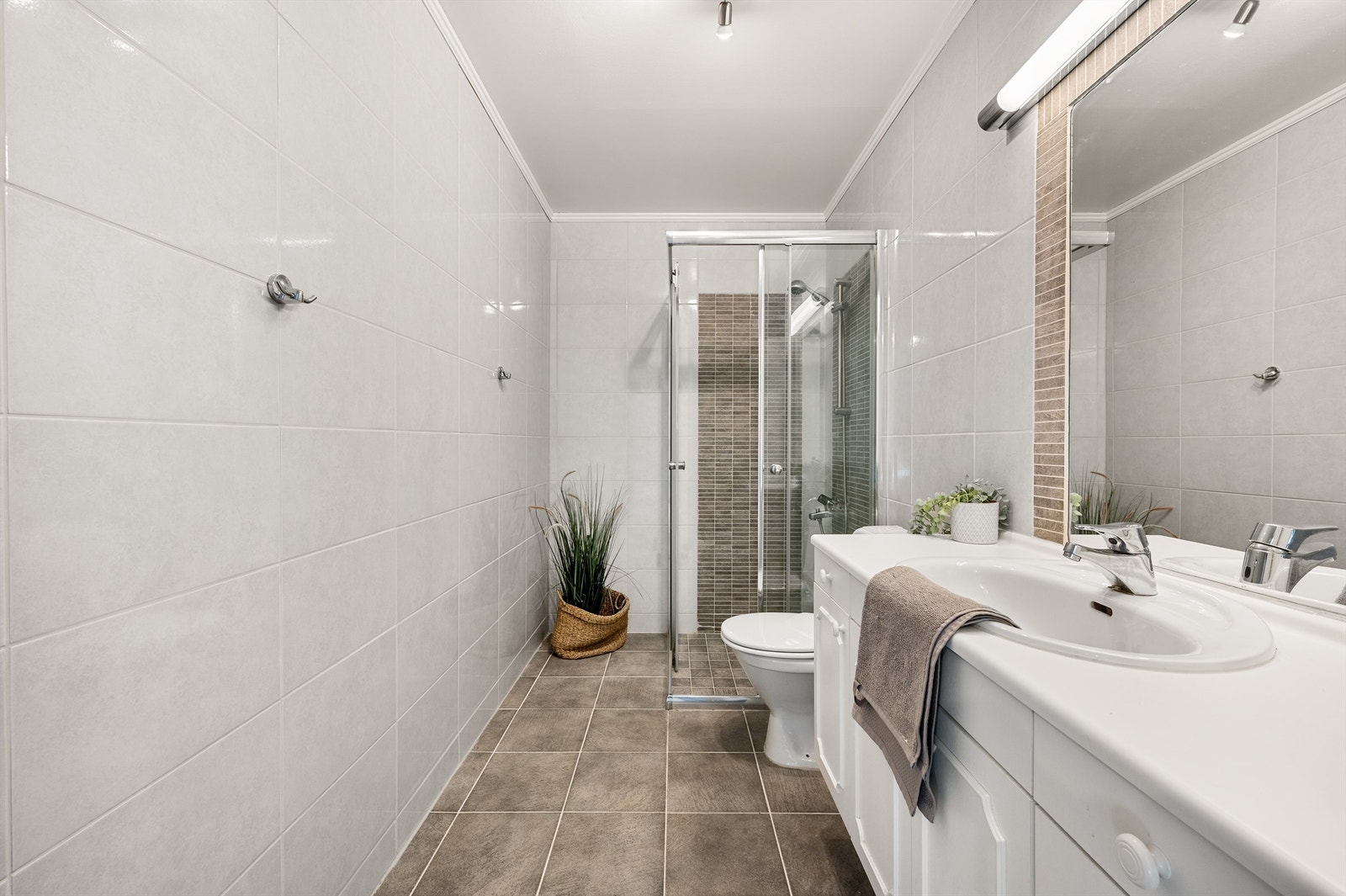 I denne etasjen finner vi et pent og lyst helfliset bad med varmekabler. Galleribilde