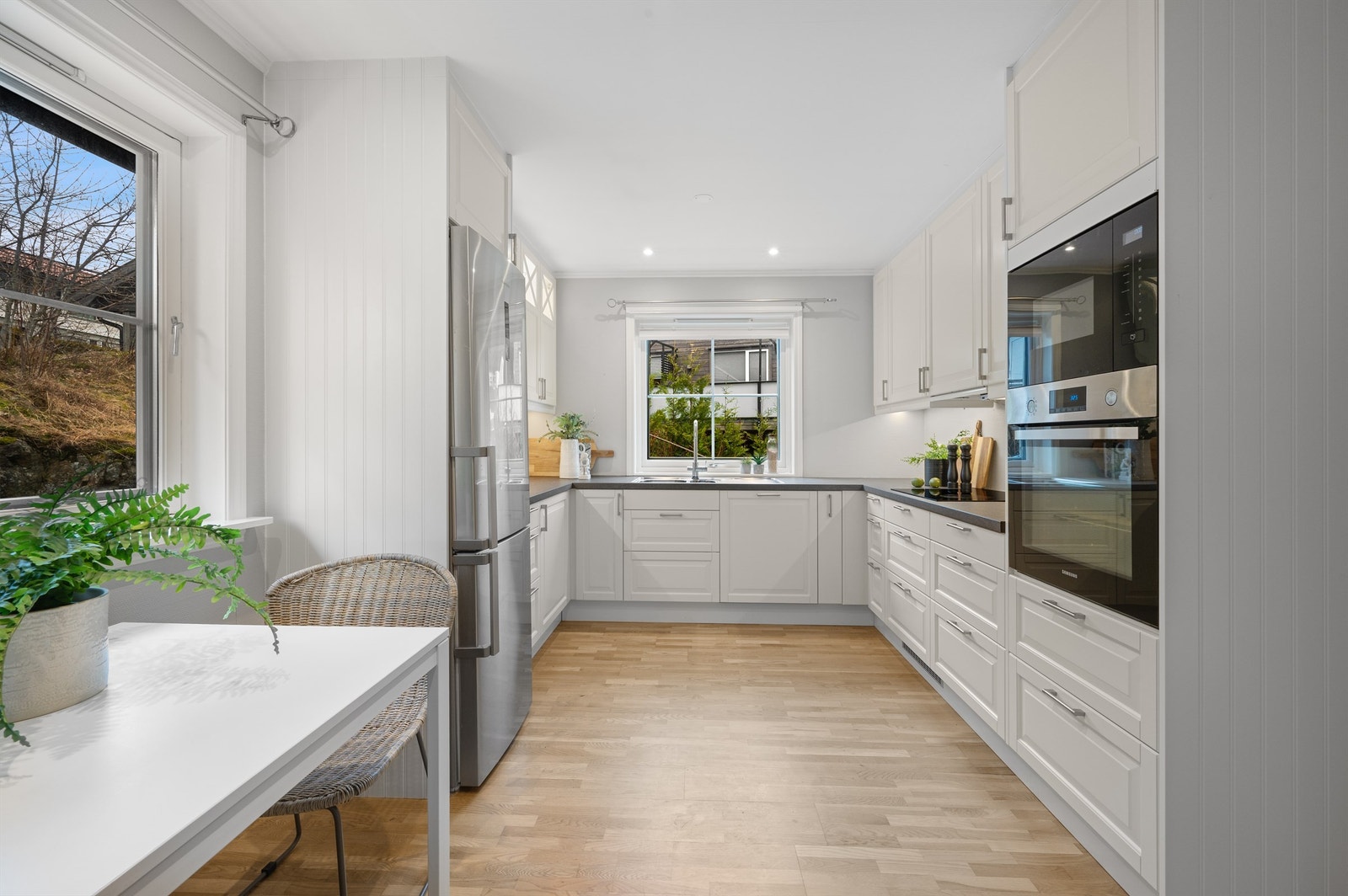 Her har man god plass til å lage mat i hverdagen, et kjøkken du garantert vil trives med. Galleribilde