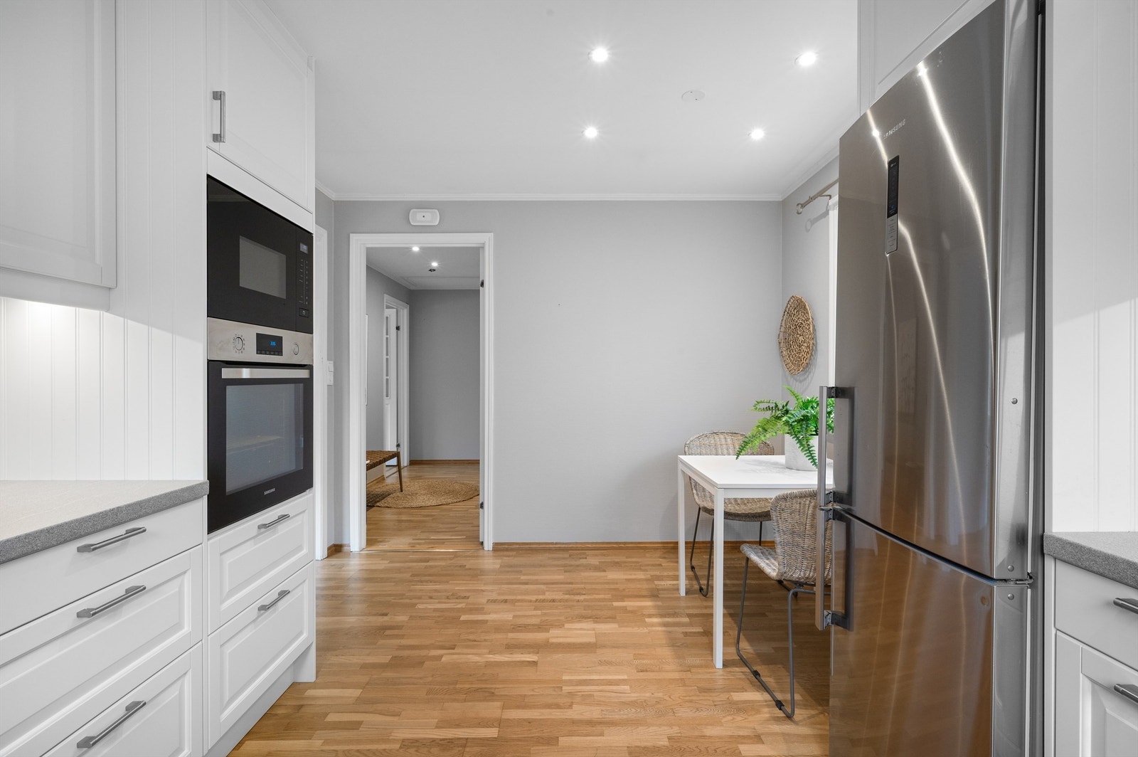 Det er lagt opp spotter i tak som gir godt med lys i hele rommet. Galleribilde