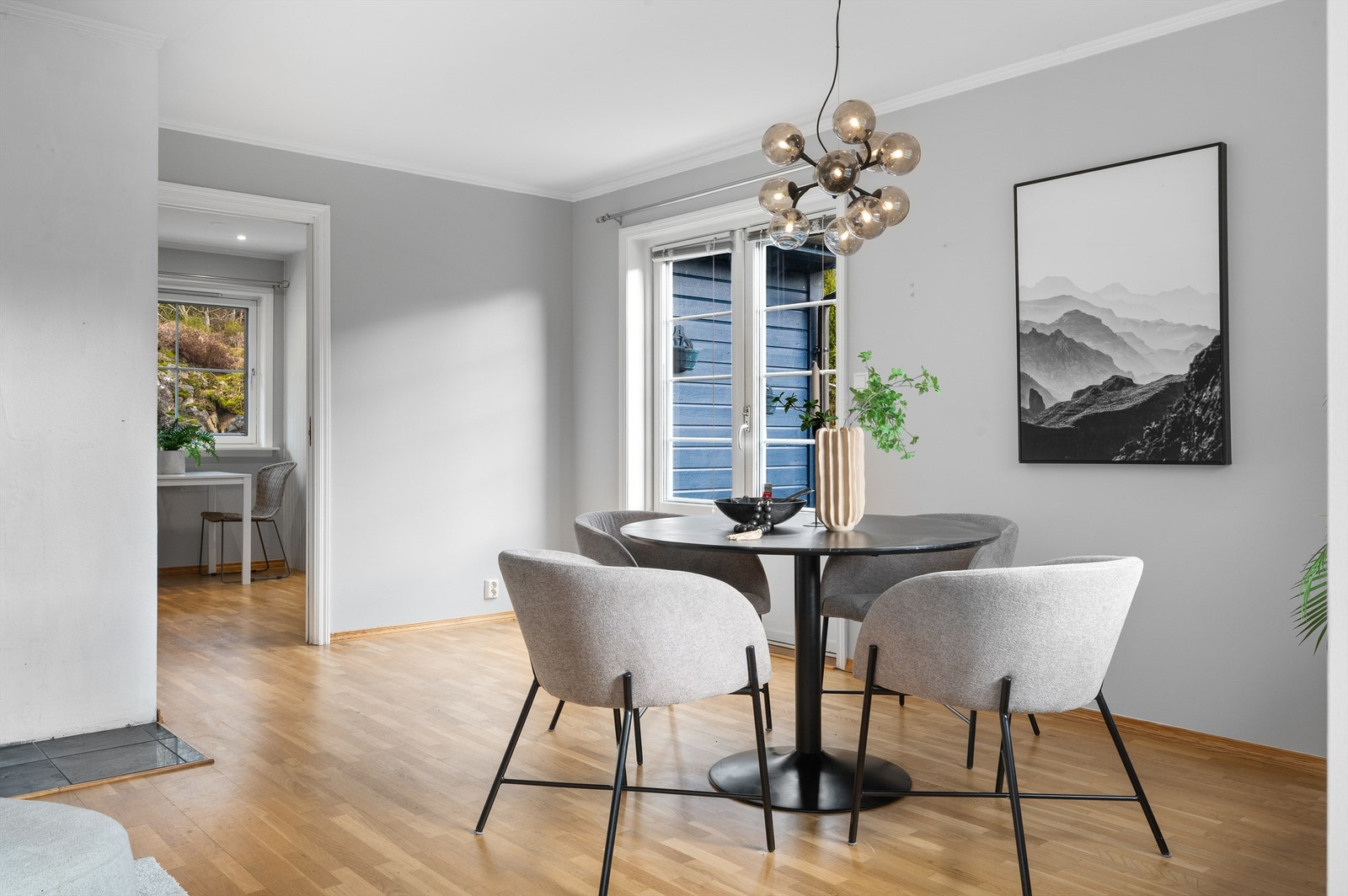 God plass til stort spisebord utenfor kjøkken Galleribilde