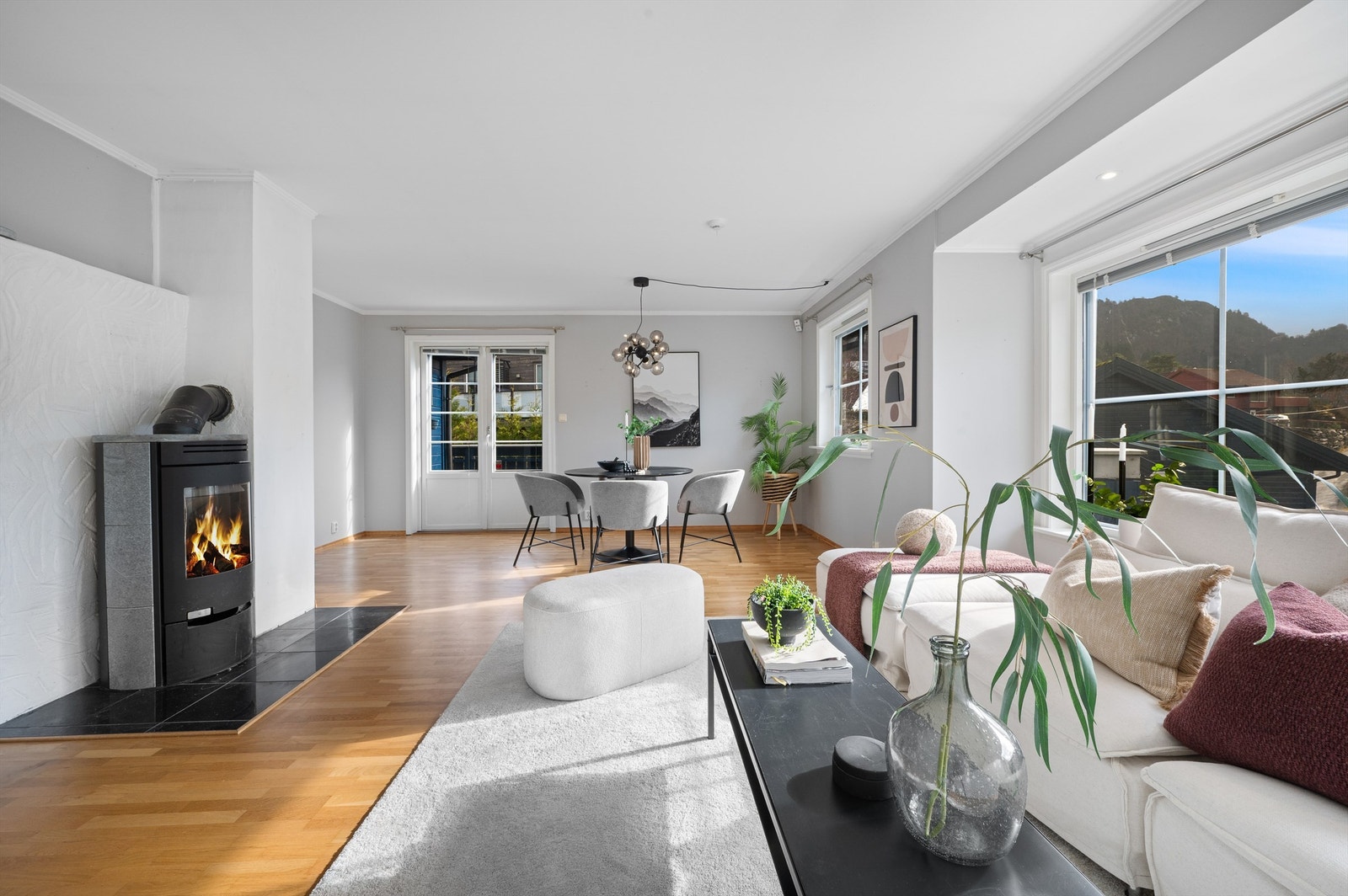 Stor stue med plass til møblering av flere sittegrupper. Store vindusflater sørger for godt med lysinnslipp og en god atmosfære. Galleribilde