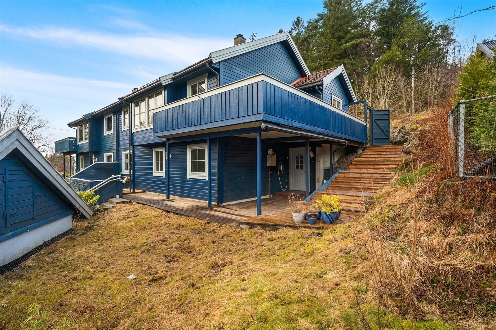 Overbygget inngangsparti ved ytterdøren. Over garasjen er det også en praktisk redskapsbod via luke på baksiden. Galleribilde