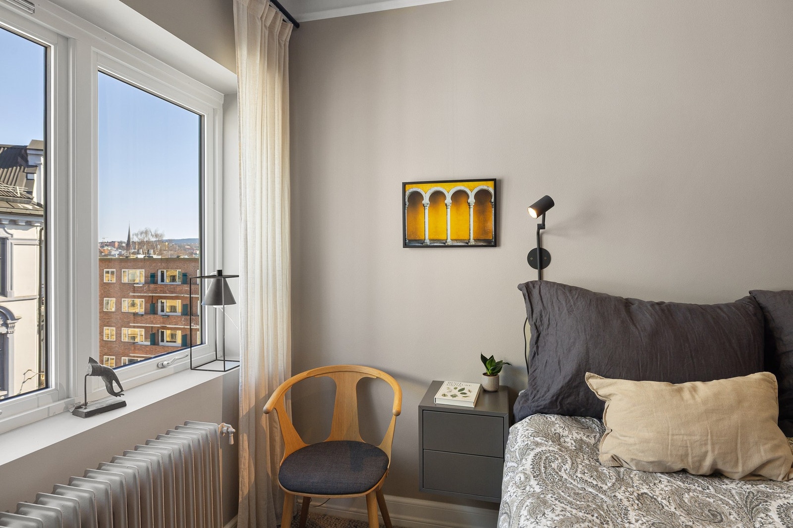 Rikelig med naturlig lys strømmer inn gjennom store vindusflater på hovedsoverommet, som i tillegg er ekstra lydisolert for økt komfort. Galleribilde