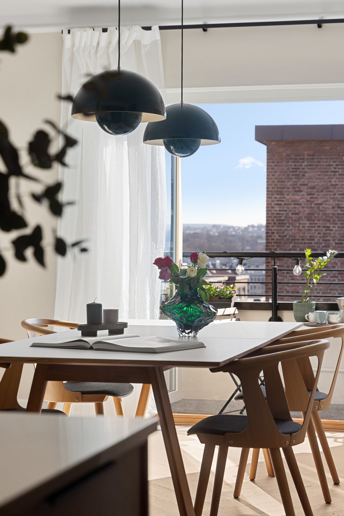 Foldedørene ut til den ene balkongen gir en sømløs overgang mellom inne og ute. Disse bidrar til en luftig og åpen romfølelse. Galleribilde