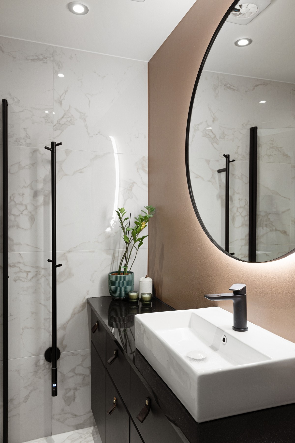 Badet er eksklusivt innredet med bl.a. en servantinnredning der servanten er toppmontert på en granittplate fra Granitop. Galleribilde