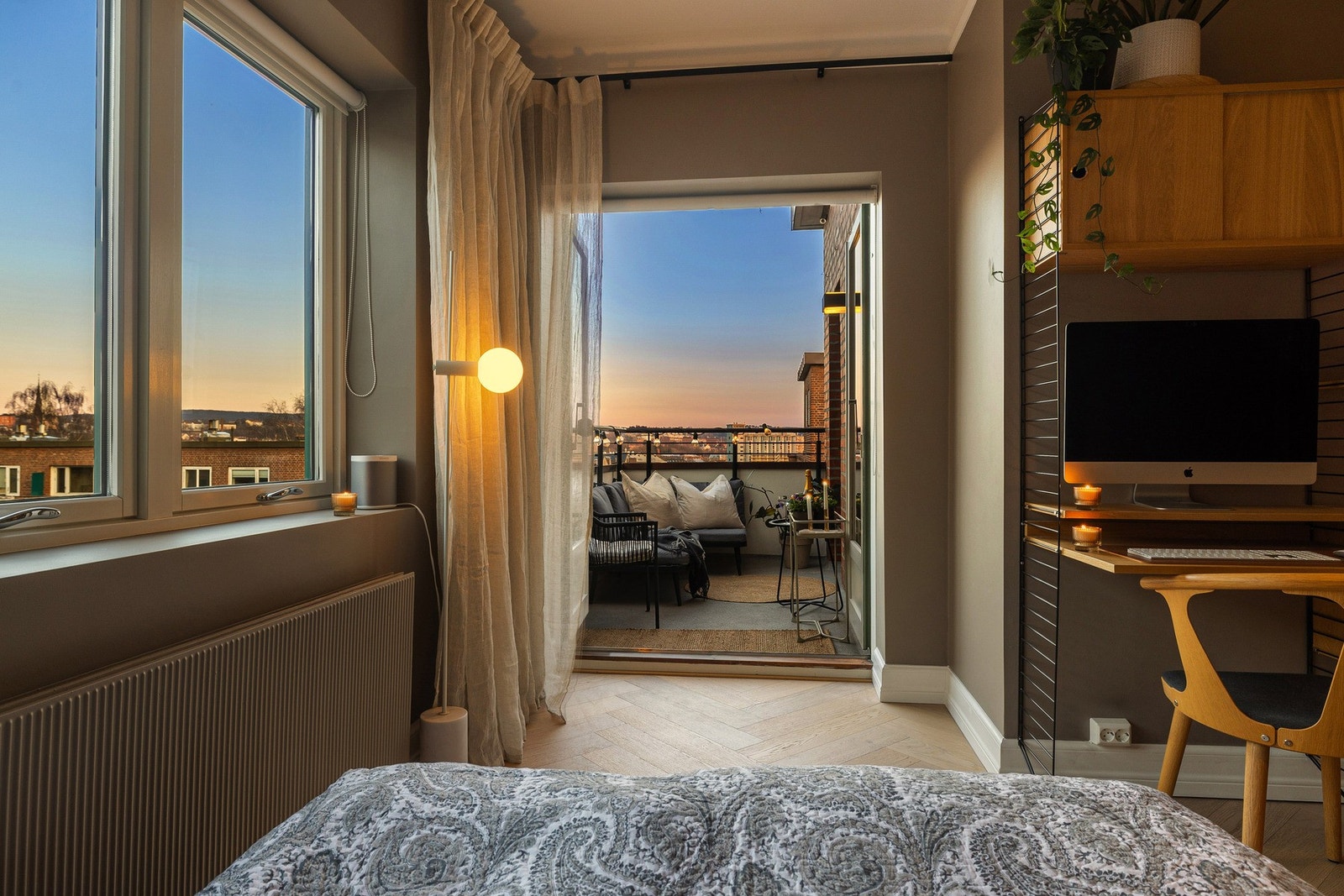 Boligen byr på en stemningsfull og lun atmosfære når kvelden faller på. Galleribilde