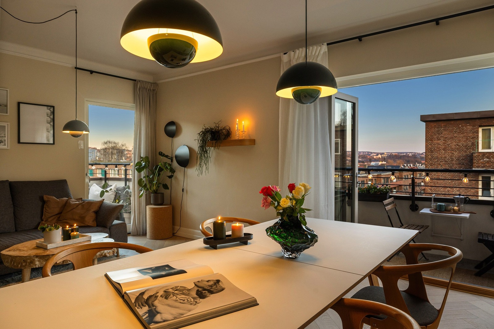 Boligen fremstår som gjennomført, med en smakfull og harmonisk helhet i både materialvalg og innredning. Galleribilde