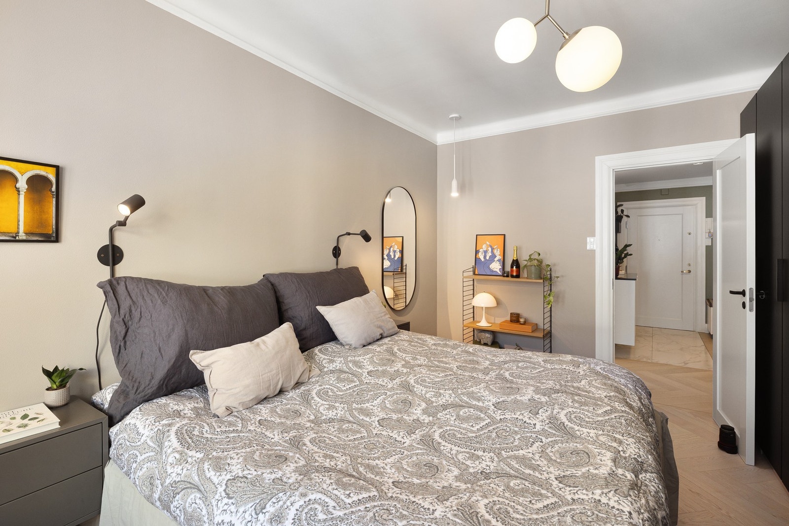 De lune fargene på veggene og flott fiskebeinsparkett skaper en varm og innbydende atmosfære til hovedsoverommet. Galleribilde