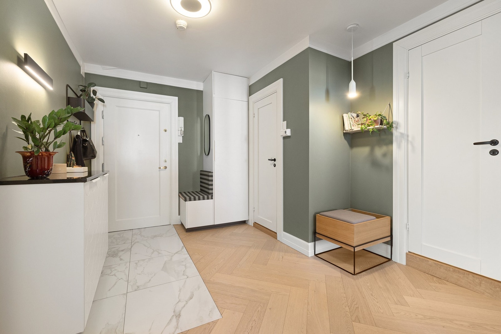 Entréen fungerer som et naturlig bindeledd mellom boligens ulike rom, og byr på gode muligheter for plassering av garderobemøblement. Galleribilde