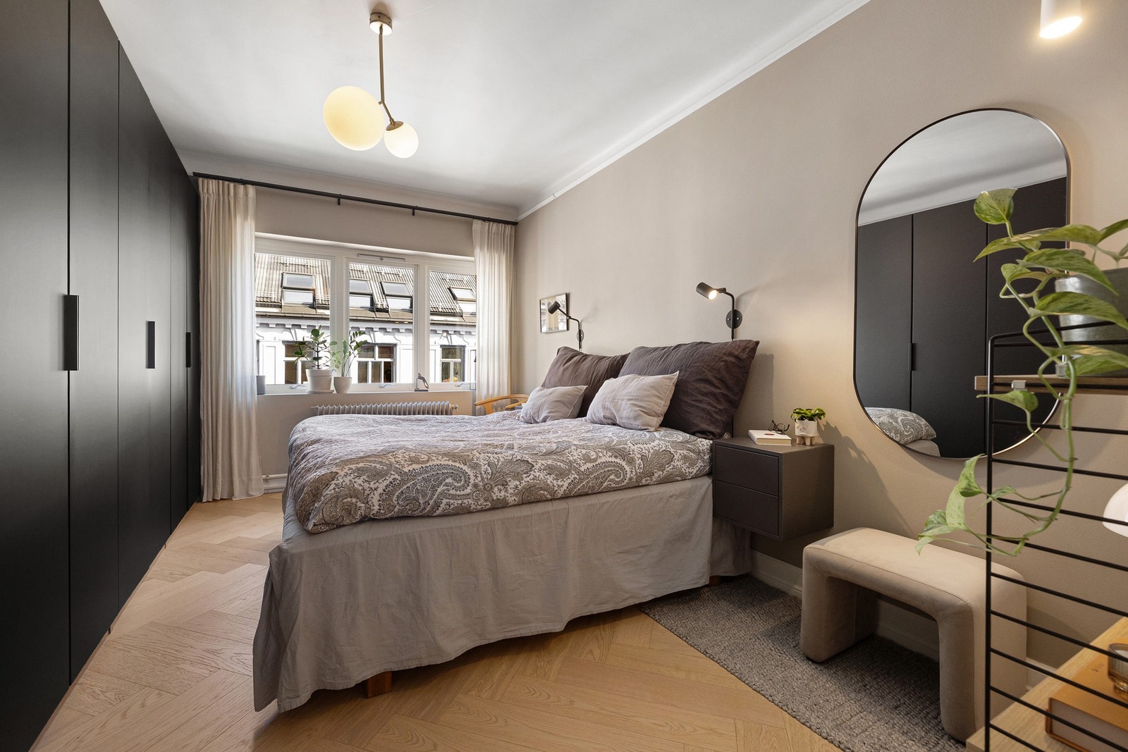 Hovedsoverommet er av generøs størrelse og gir plass til både dobbeltseng, nattbord og øvrig møblement. Galleribilde