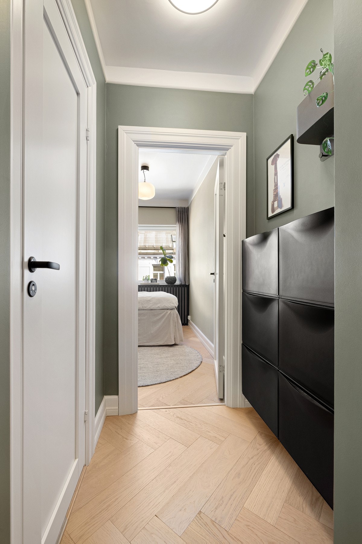 Egen liten mellomgang inn til soverom 2 og toalettrommet byr på ekstra lagringsplass. Galleribilde