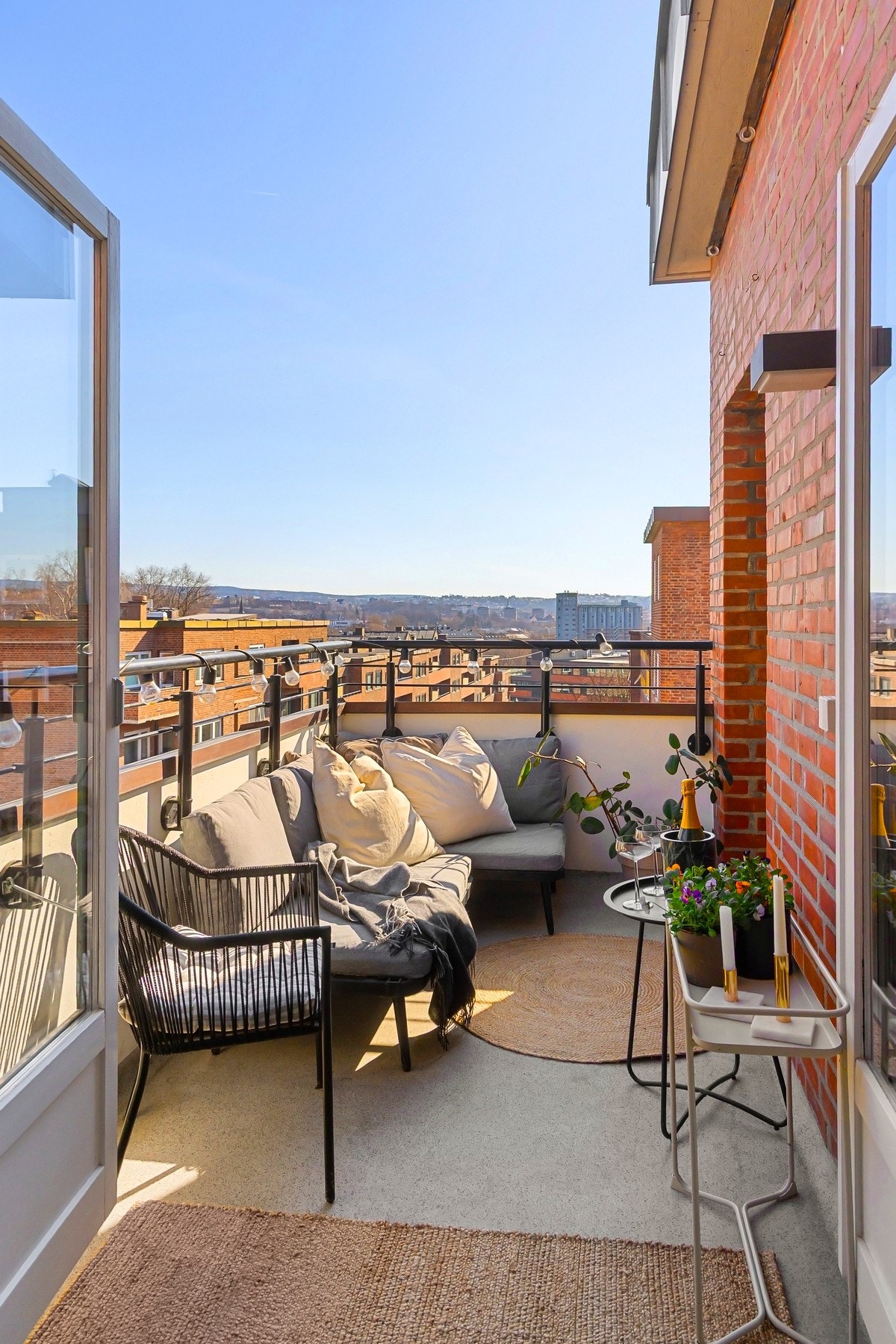 Her kan man skape et stemningsfullt uterom med både utsikt og skjerming - et ideelt sted for avslapning gjennom store deler av dagen. Galleribilde