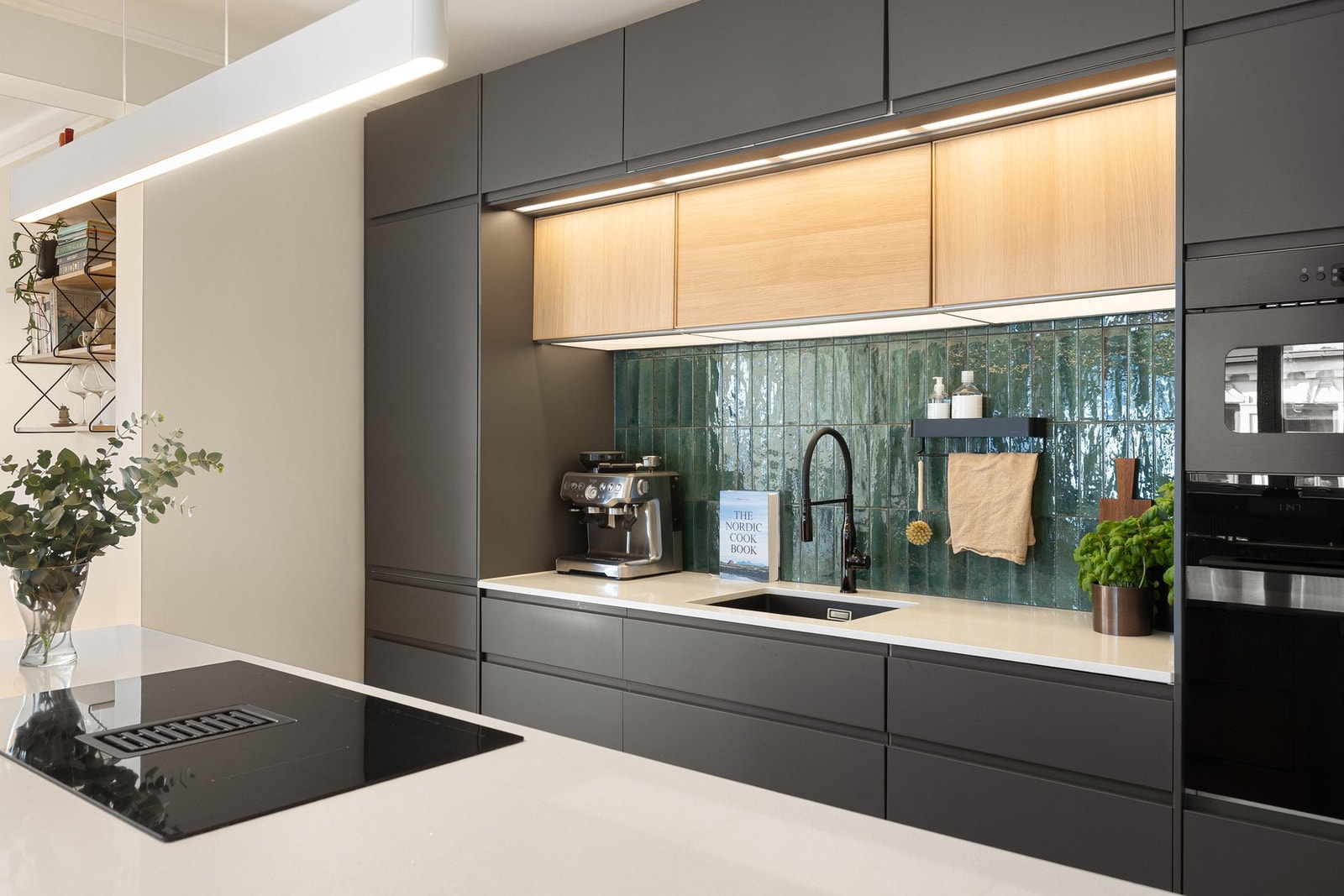 Kjøkkenet er utstyrt med integrerte hvitevarer som komfyr, mikrobølgeovn, induksjonstopp med ventilator, kombiskap og oppvaskmaskin. Galleribilde