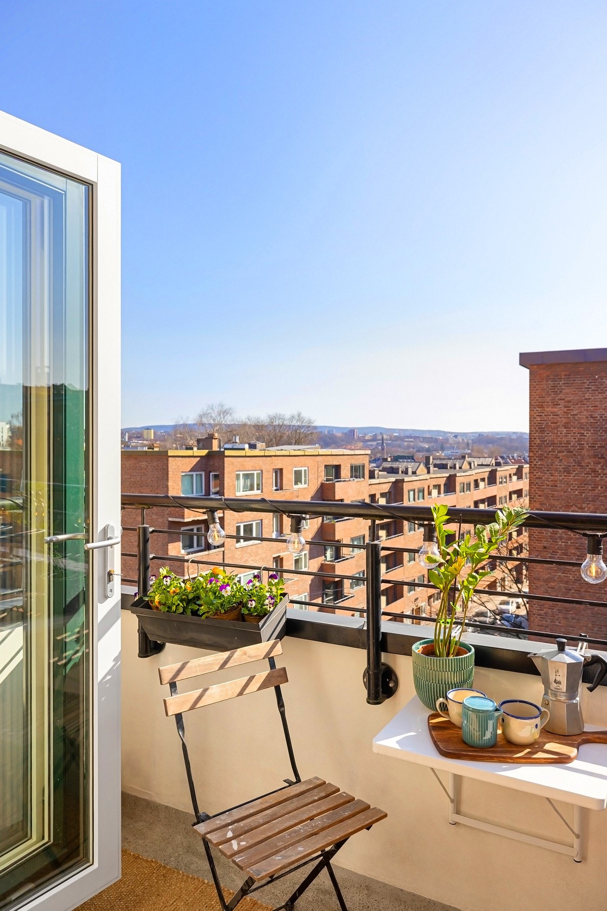 Her åpnes rommet mot utsikten og gir en luftig og innbydende atmosfære. Galleribilde