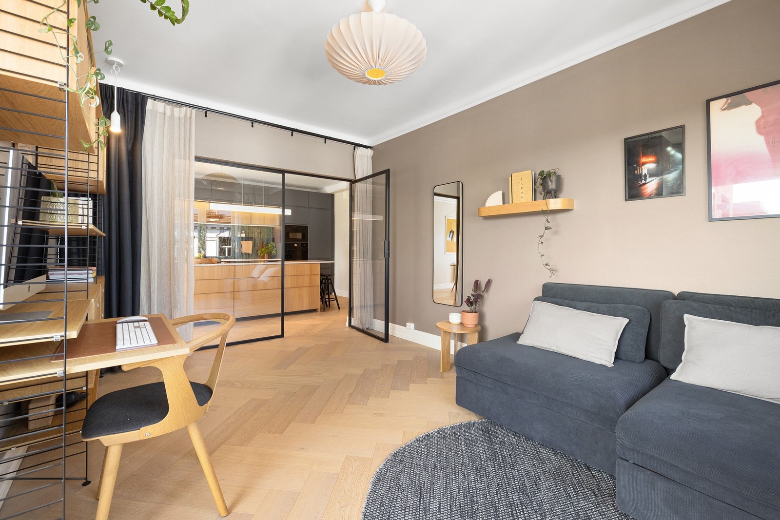 Lekker glassvegg skaper en stilfull forbindelse til kjøkkenet og gir soverom 3 en luftig følelse. Galleribilde