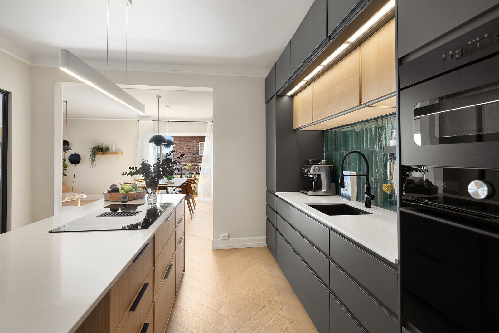 Stilrent og funksjonelt kjøkken med god arbeidsplass og stor kjøkkenøy. Galleribilde