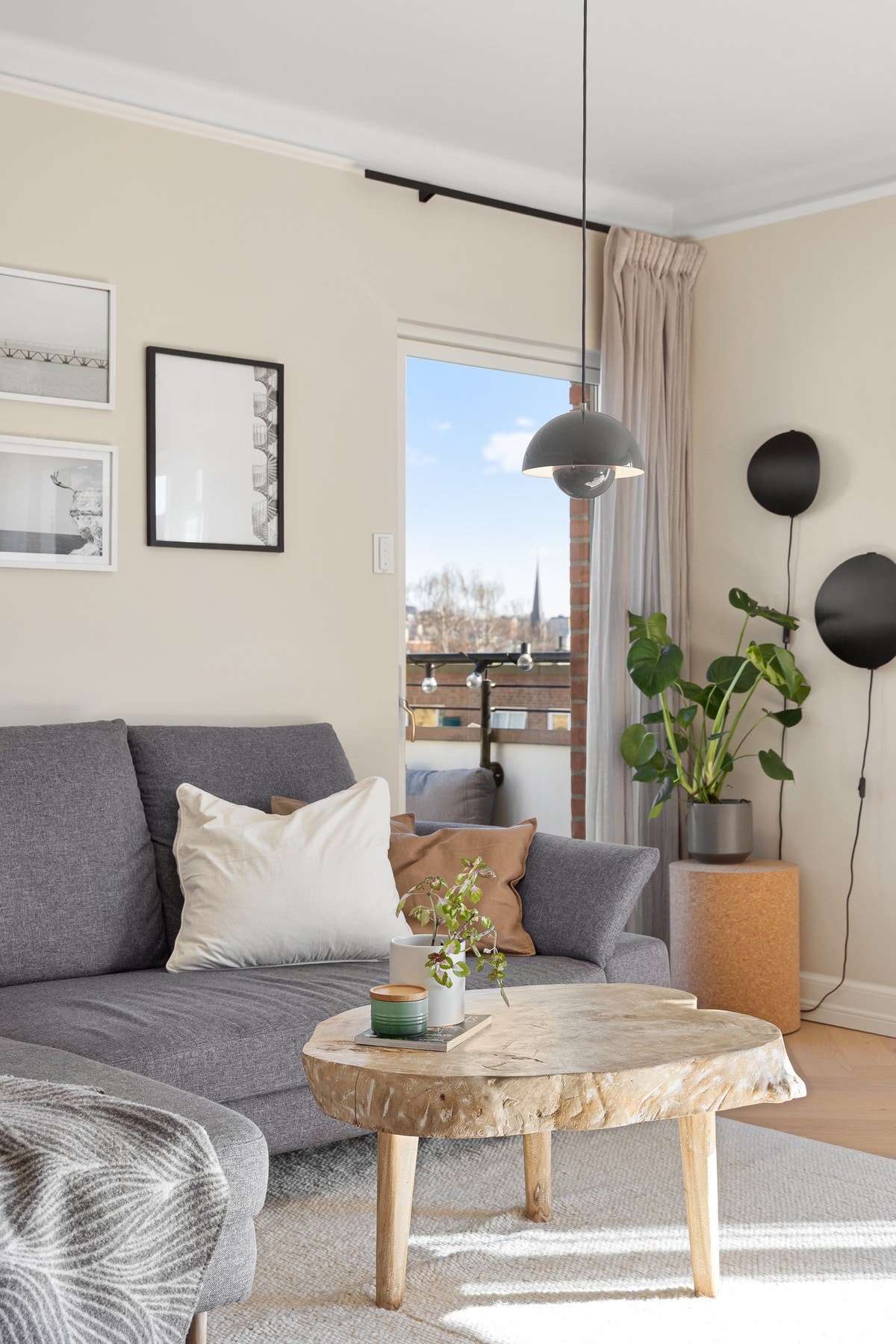 Stuen byr på god plass til både en hyggelig tv-krok med sofa og mediemøblement, samt en romslig spisestue. Galleribilde