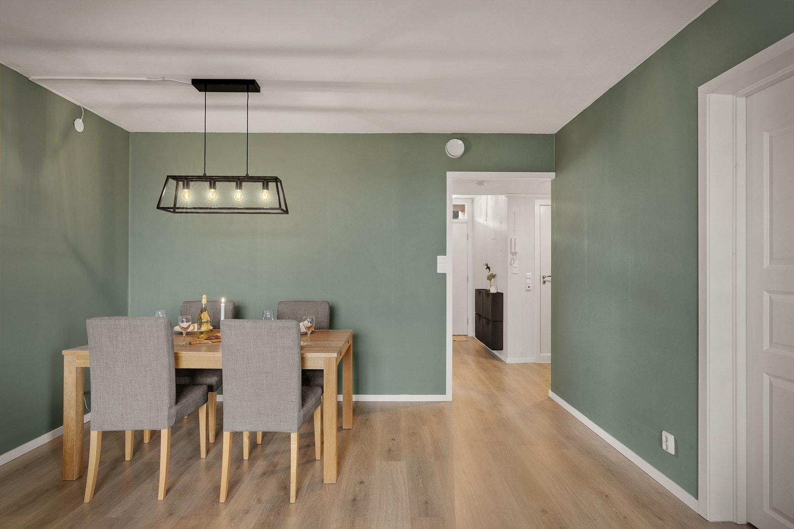 - Merk gjennomgående lik laminat på alle gulv, noe som sørger for et nydelig helhetsinntrykk og en rød tråd gjennom hele boligen - Galleribilde