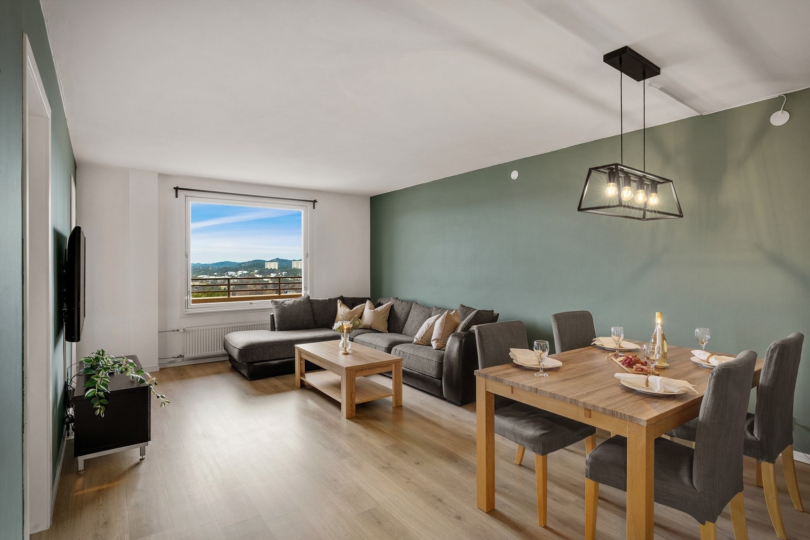 - Leiligheten har et BRA-i på 73m² og inneholder entré/gang, stue, kjøkken, 2 soverom og bad - Galleribilde