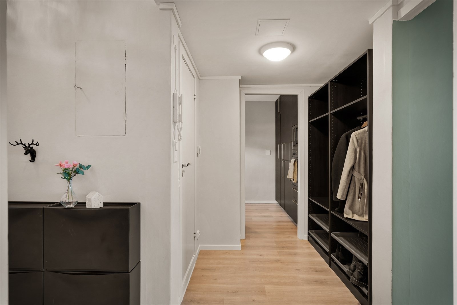 - Romslig gang på 7,4m² med praktisk garderobeløsning i nisje - Galleribilde