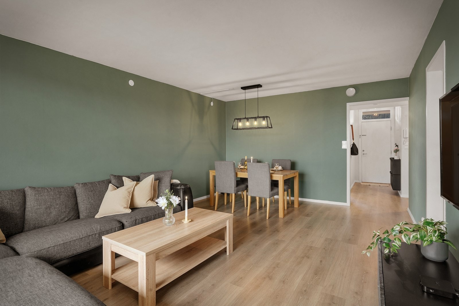 - Mye inkludert i felleskostnadene, bla. sentralvarme, varmtvann, tv/internett mm. - Galleribilde