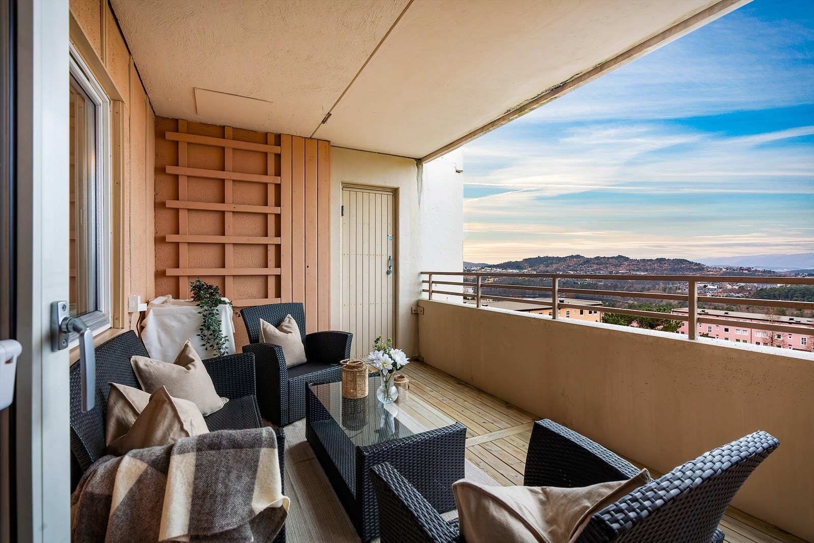 - Balkongen måler 15m² og har god plass til ønsket utemøblement - Galleribilde