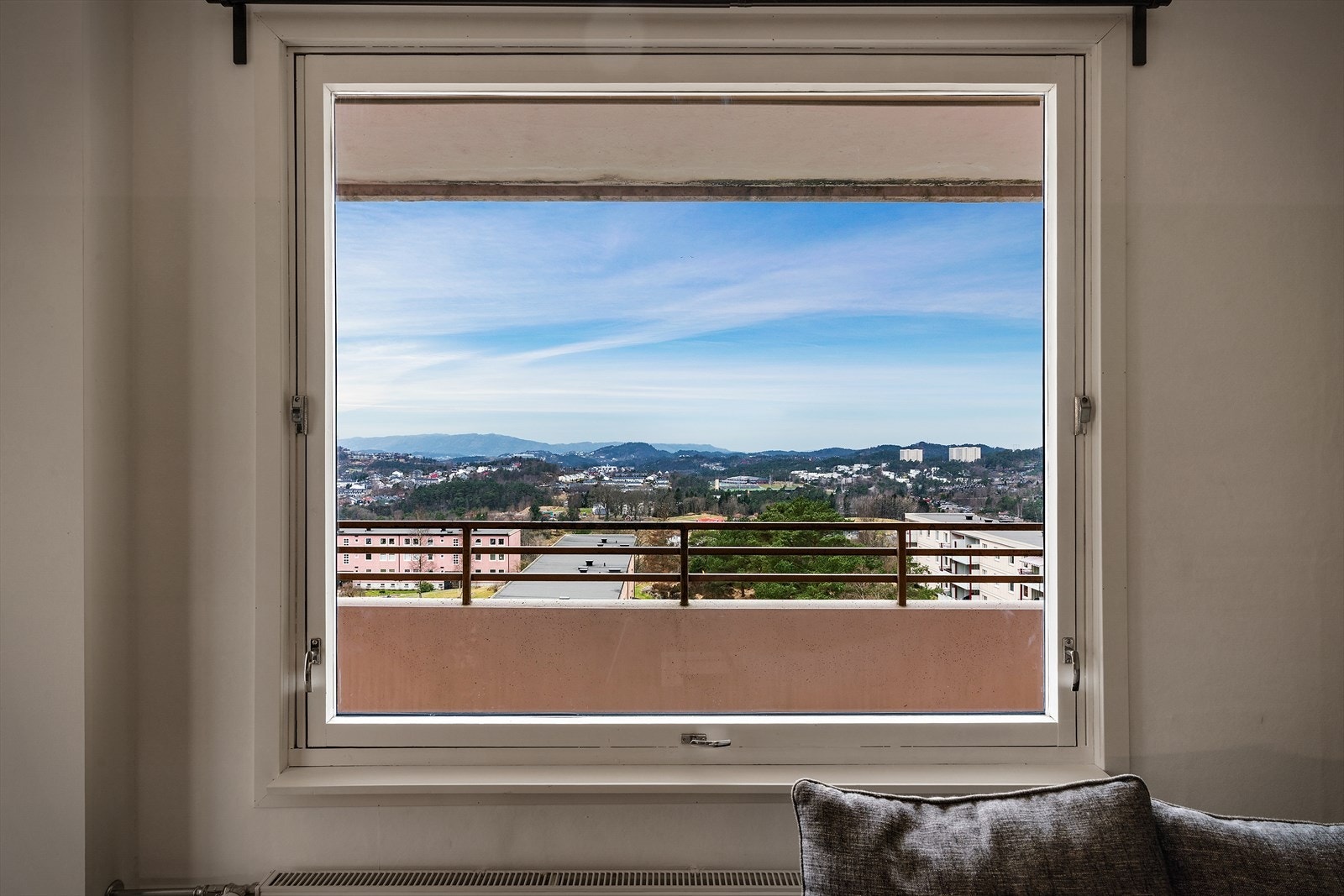 - De generøse vindusflatene sørger for rikelig med verdifullt lysinnslipp, og drar samtidig utsikten inn i rommet - Galleribilde