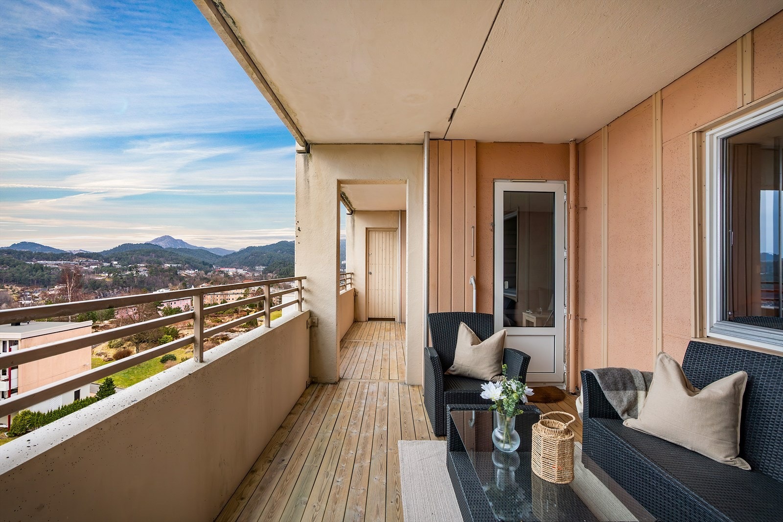 - Balkongen er vestvendt, og du kan derfor nyte svært gode solforhold midtsommers - Galleribilde