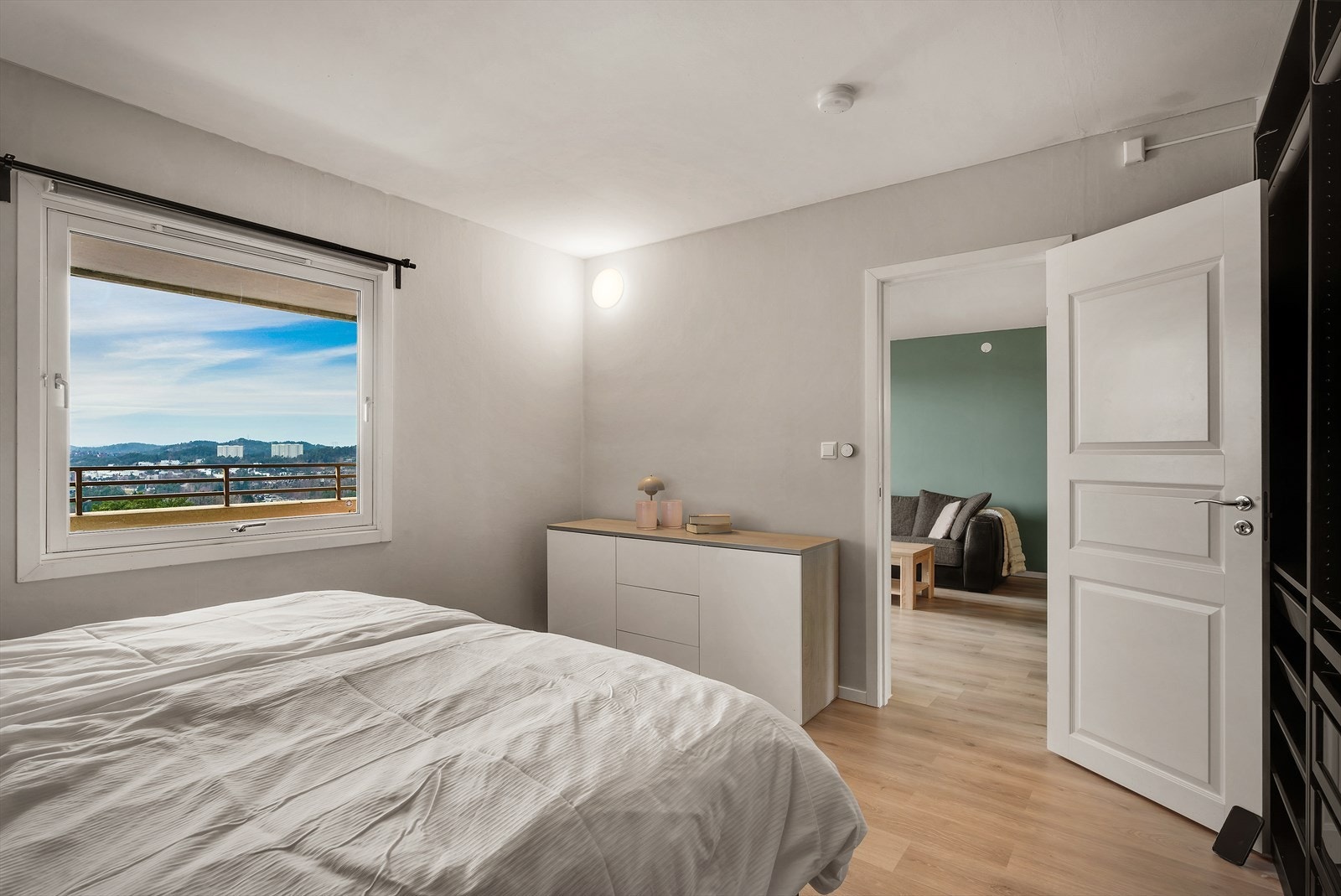 - God plass til dobbeltseng i ønsket størrelse samt øvrig møblement - Galleribilde