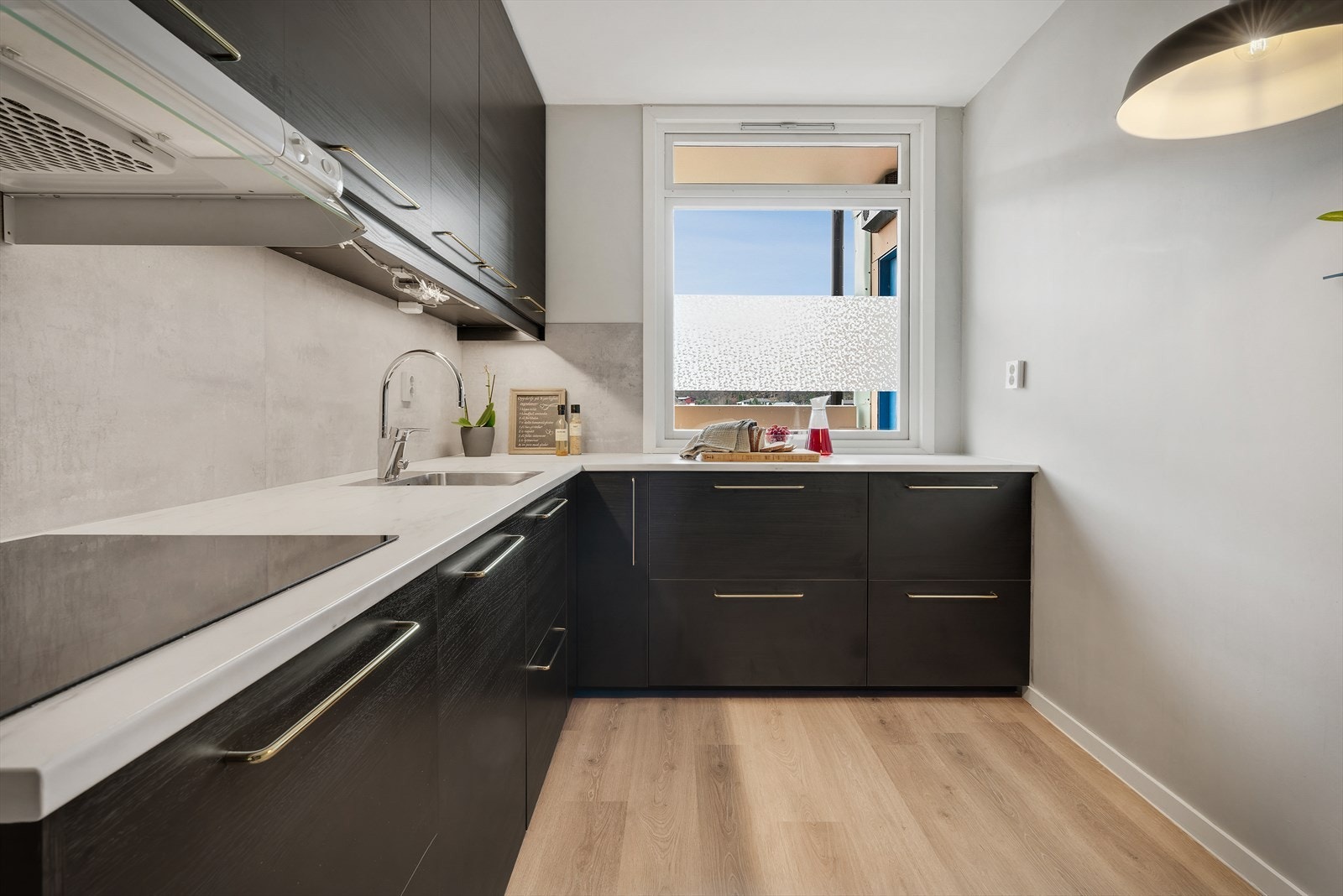 - Ny eier får gleden av integrert keramisk platetopp, stekeovn, mikrobølgeovn, oppvaskmaskin og kjøleskap - Galleribilde