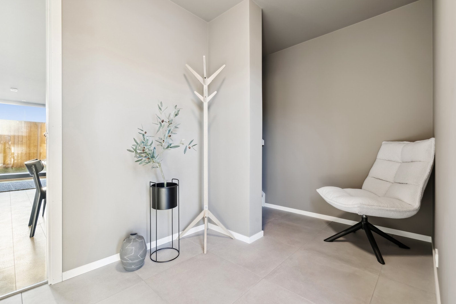 Romslig flislagt gang med gulvvarme. Galleribilde