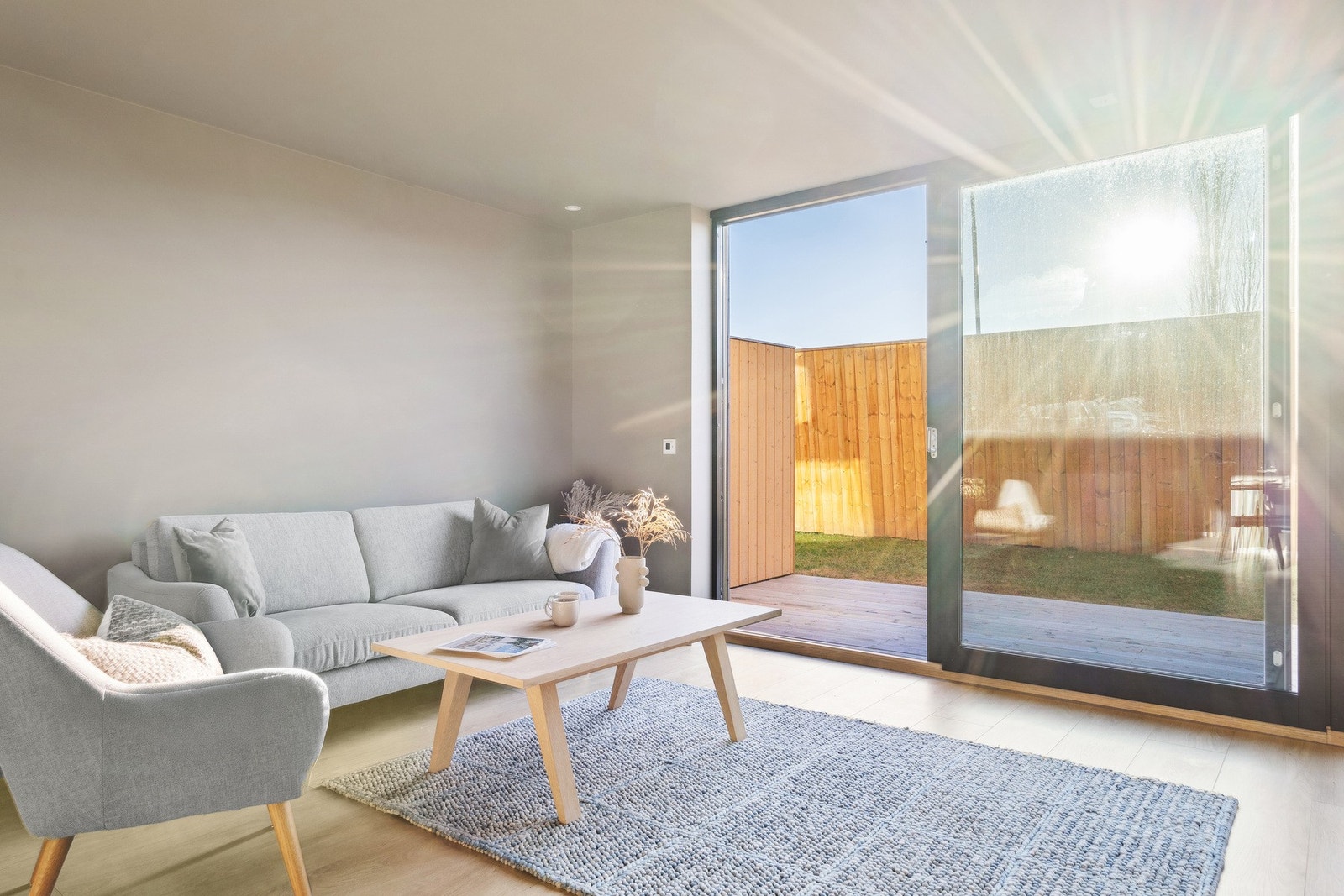 Det er 1-stavs laminat på gulv, malt glatte overflater på vegger og malt himling med spotter. Galleribilde