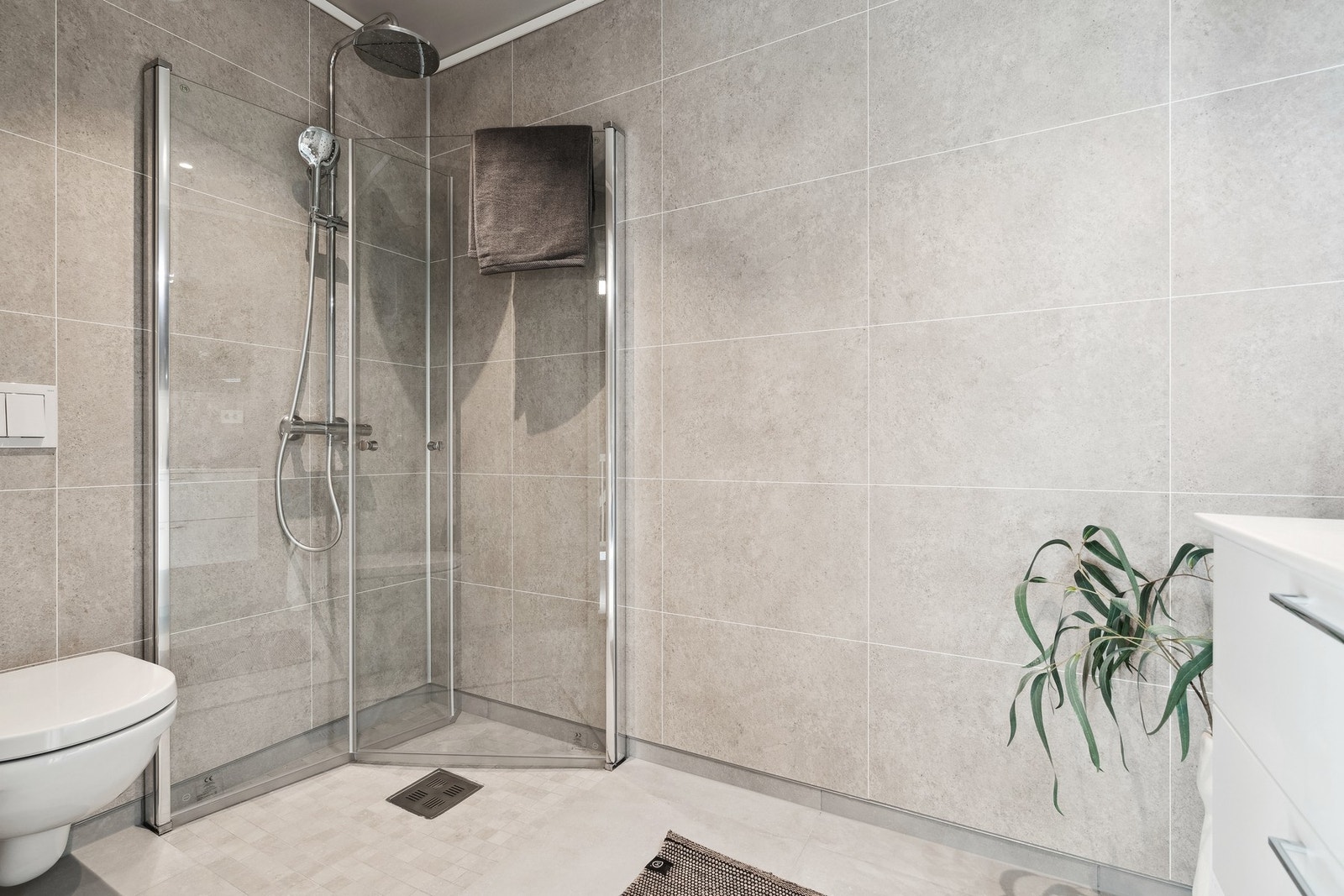 Lekkert bad med toalett, servant og dusjhjørne. Galleribilde