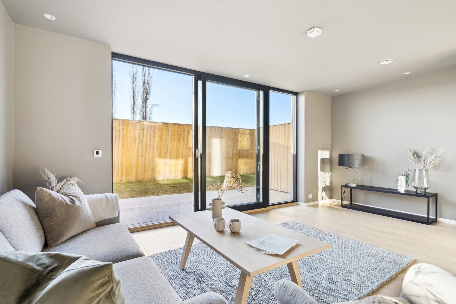 Fra stuen har man direkte utgang til den solrike terrassen. Galleribilde