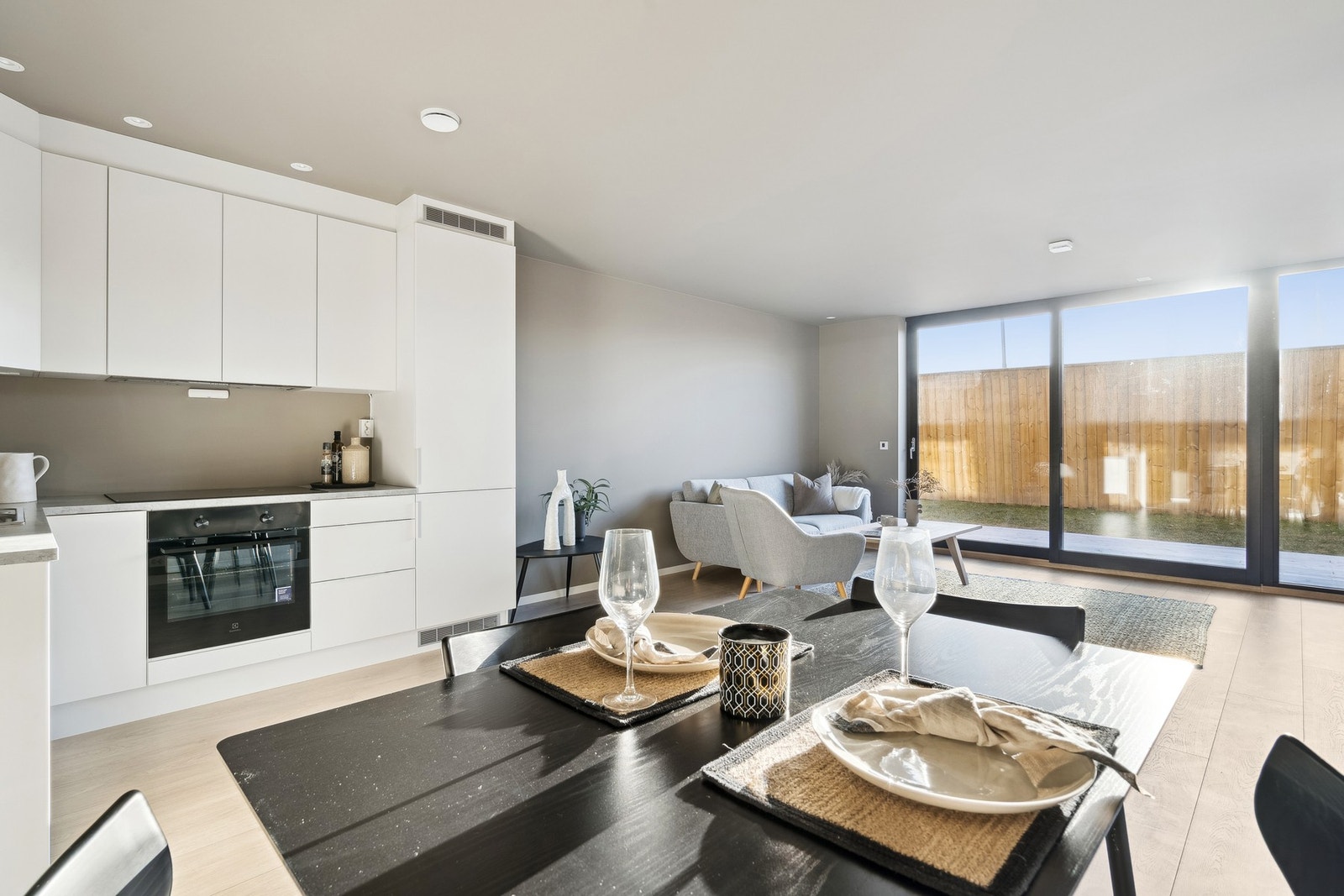 God plass til flere sittegrupper på stue/kjøkken. Galleribilde