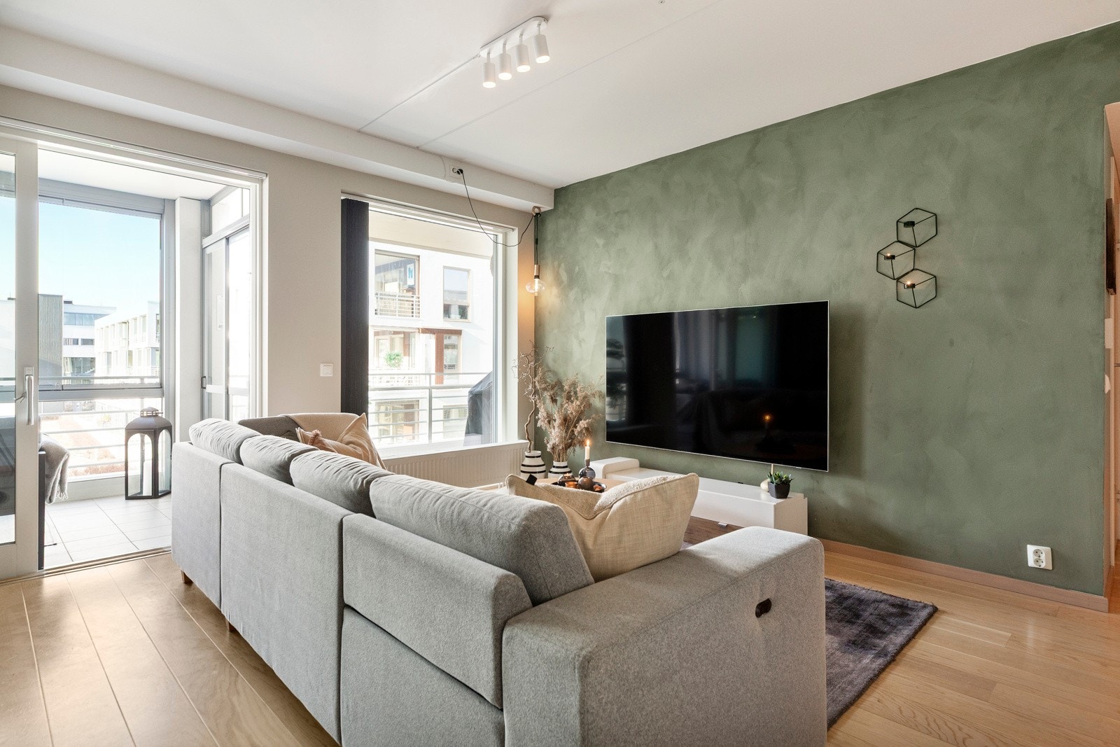 Stuevinduene går fra gulvet og nesten helt opp til himling noe som gir rikelig med lysinnslipp og en god atmosfære. Galleribilde