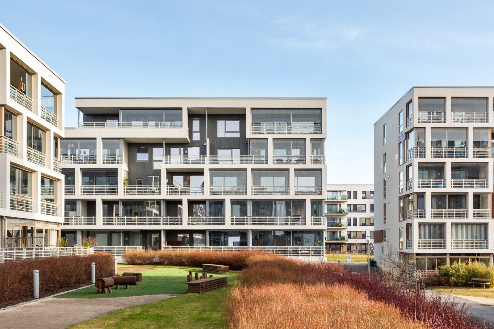 Utvendig er fellesarealene i parkmessig utførelse, der selve arkitekturen er spennende og skiller seg ut fra tradisjonell blokkbebyggelse. Dette er leiligheten for deg som ønsker å bo sentralt, men som samtidig verdsetter det private og tilbaketrukne. Galleribilde