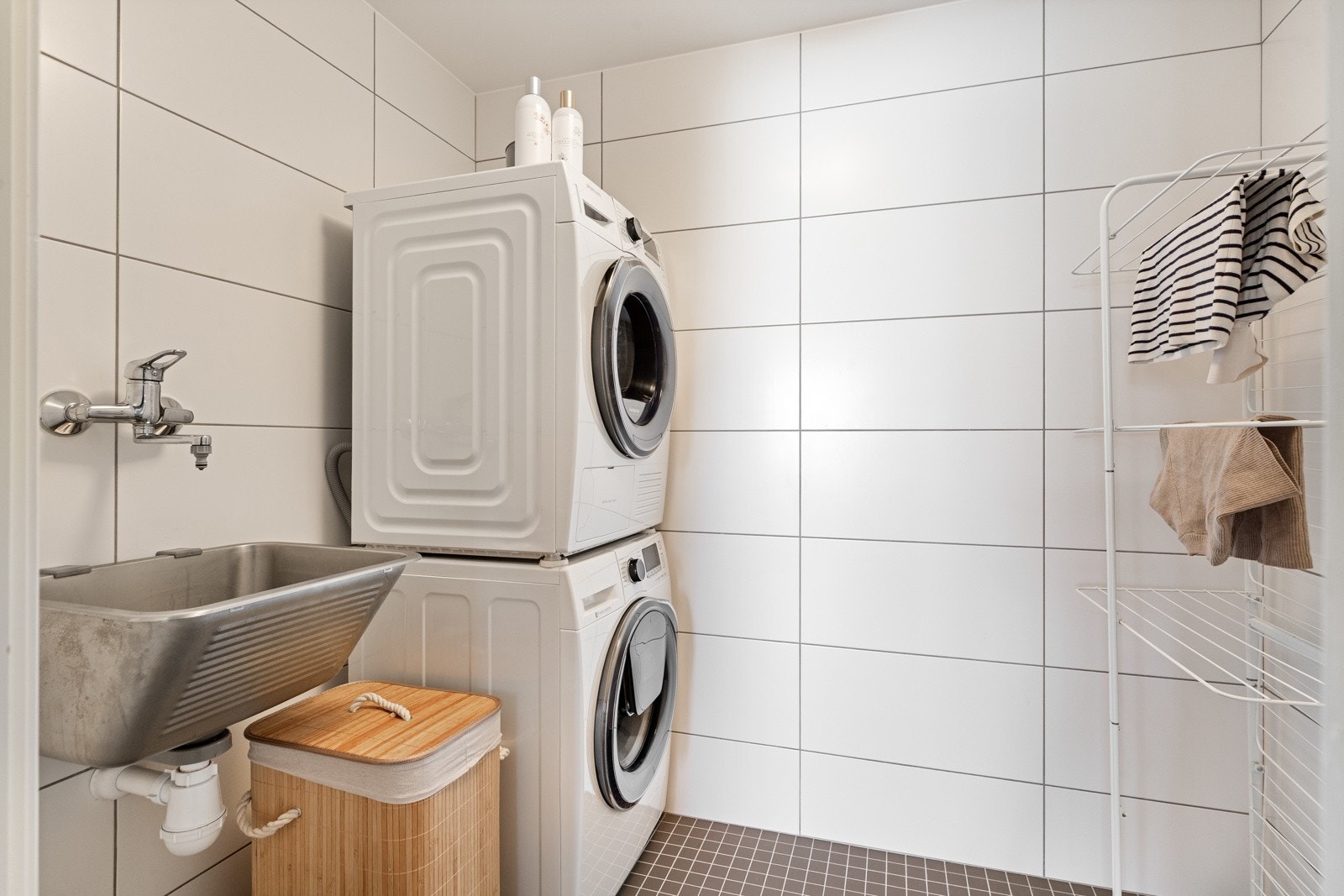 Vegg i vegg med badet har man et praktisk, flislagt vaskerom på 3,5 kvm. Vaskerommet er utstyrt med utslagsvask, opplegg for vaskemaskin/tørketrommel samt varmekabler i gulv. Galleribilde