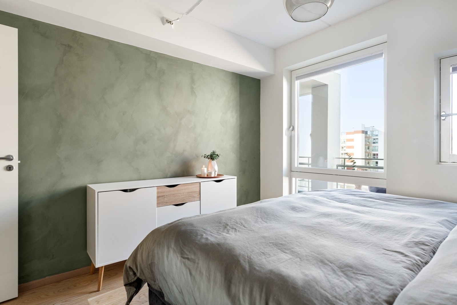 Soveromsvinduene er vendt ut mot rolige fellesområder. Galleribilde