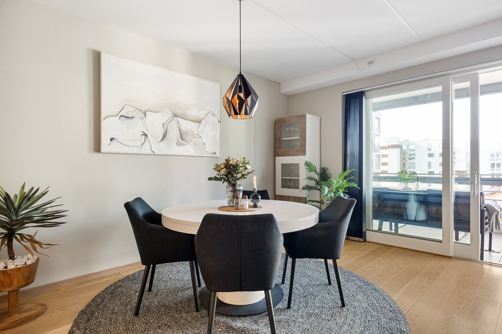 Det er i tillegg god plass til spisebord i overgangen mellom stue og kjøkken. Galleribilde