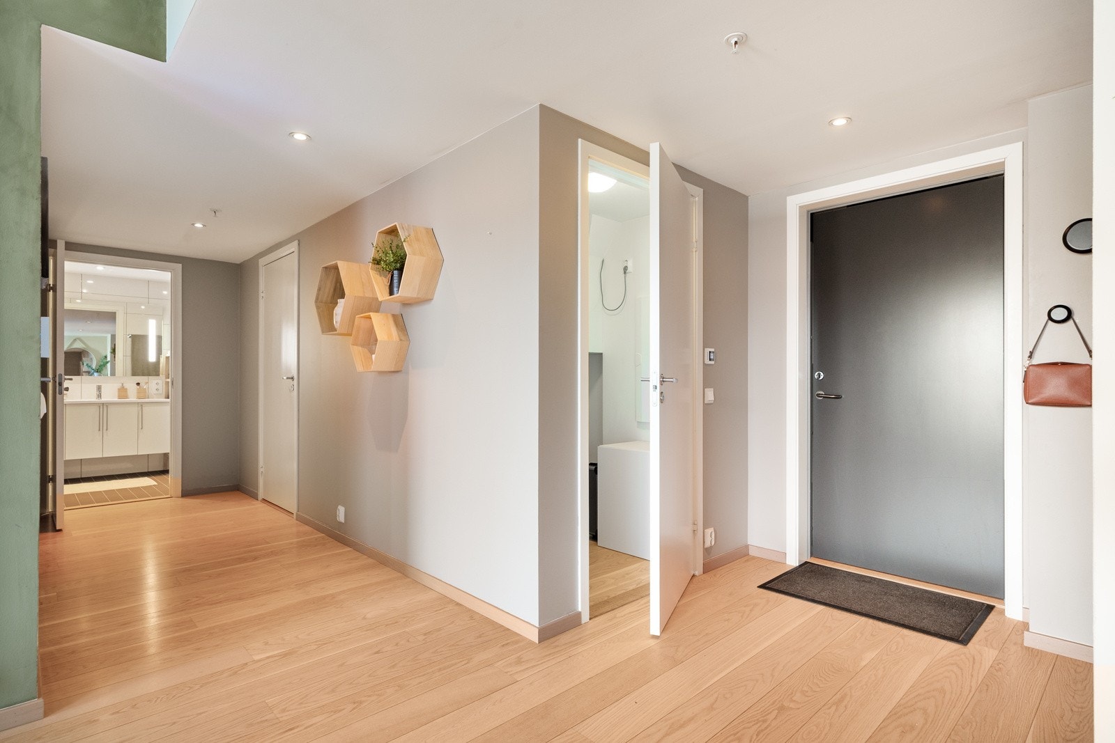 Fra gangen har man videre inngang til en praktisk bod, to gode soverom, bad og vaskerom. Galleribilde