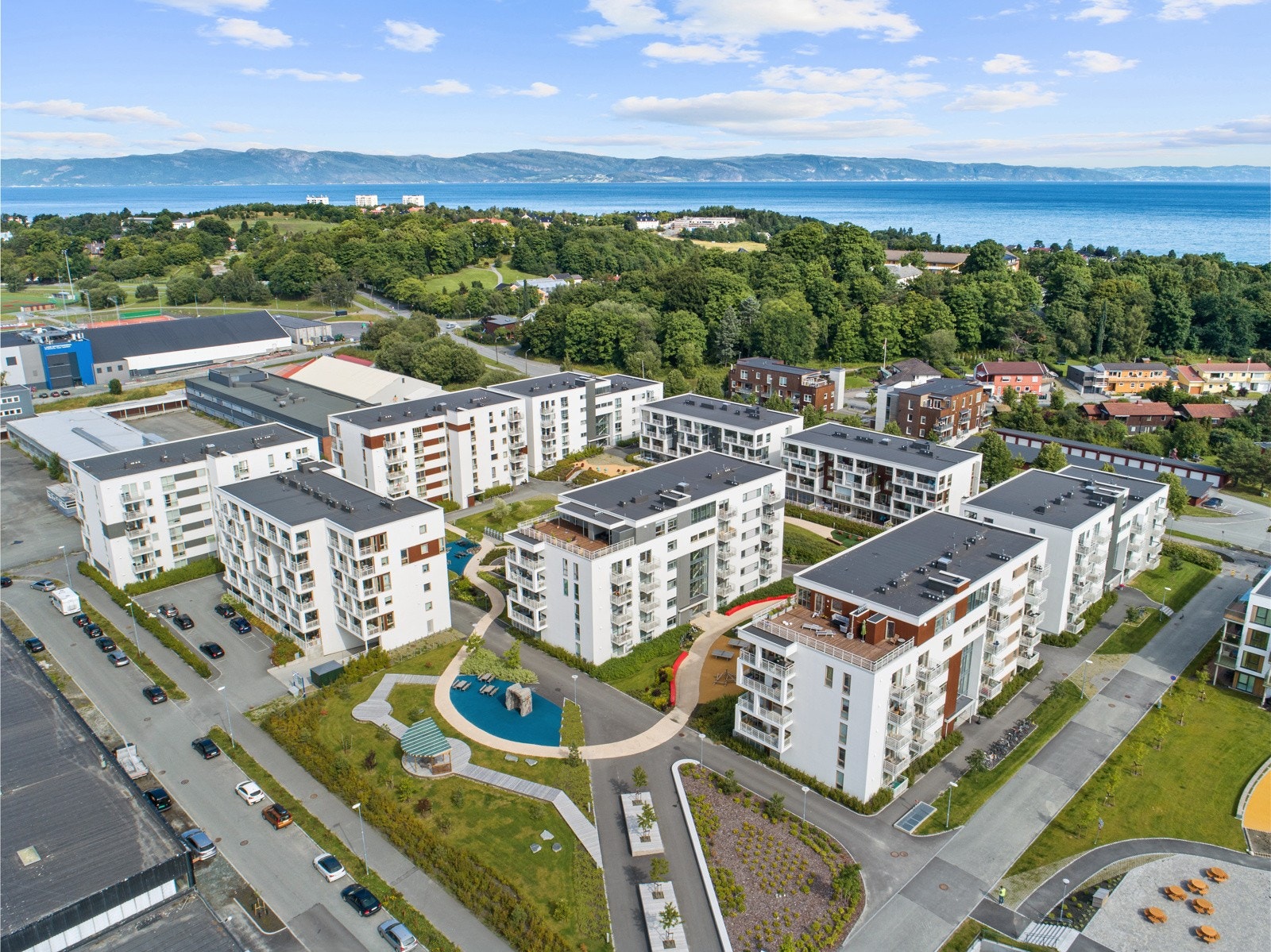 Utvendig er fellesarealene i parkmessig utførelse med flere sittebenker, lekeplass og plenareal. Galleribilde