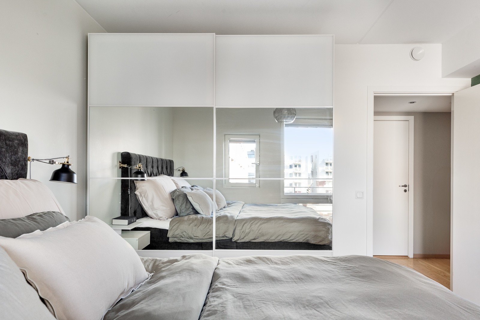 Hovedsoverommet er utstyrt med en romslig skyvedørsgarderobe. Galleribilde